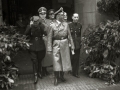 EL GOBERNADOR CIVIL GERARDO CABALLERO SALIENDO DE LA DIPUTACION EN COMPAÑIA DEL INTERPRETE MIGUEL MOYA Y DE HEINRICH HIMMLER DURANTE LA VISITA A LA CIUDAD DE SAN SEBASTIAN DE ESTE ULTIMO EL AÑO 1940. (Foto 3/3)