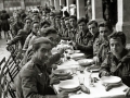 DESPEDIDA A LOS SOLDADOS INTEGRANTES DE LA DIVISION AZUL TRAS UNA COMIDA EN EL PATIO DEL HOSPITAL MILITAR MOLA ANTES DE PARTIR. (Foto 4/20)