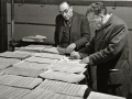 MIEMBROS DEL ORFEON DONOSTIARRA PREPARANDO PARTITURAS Y ENSAYANDO EN LOS LOCALES DEL TEATRO BELLAS ARTES. (Foto 9/12)