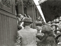 GRUPO DE EXILIADOS FRANCESES TOMANDO UN TREN EN LA ESTACION DEL NORTE. (Foto 1/9)