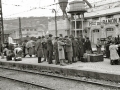 GRUPO DE EXILIADOS FRANCESES TOMANDO UN TREN EN LA ESTACION DEL NORTE. (Foto 2/9)