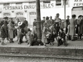 GRUPO DE EXILIADOS FRANCESES TOMANDO UN TREN EN LA ESTACION DEL NORTE. (Foto 3/9)