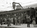 GRUPO DE EXILIADOS FRANCESES TOMANDO UN TREN EN LA ESTACION DEL NORTE. (Foto 6/9)