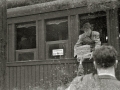 GRUPO DE EXILIADOS FRANCESES TOMANDO UN TREN EN LA ESTACION DEL NORTE. (Foto 7/9)