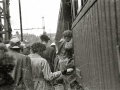 GRUPO DE EXILIADOS FRANCESES TOMANDO UN TREN EN LA ESTACION DEL NORTE. (Foto 9/9)