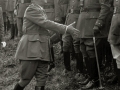 FRANCISCO FRANCO JUNTO A AUTORIDADES MILITARES EN UNAS MANIOBRAS. (Foto 1/19)