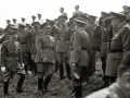 FRANCISCO FRANCO JUNTO A AUTORIDADES MILITARES EN UNAS MANIOBRAS. (Foto 2/19)