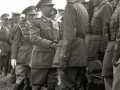 FRANCISCO FRANCO JUNTO A AUTORIDADES MILITARES EN UNAS MANIOBRAS. (Foto 3/19)