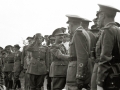 FRANCISCO FRANCO JUNTO A AUTORIDADES MILITARES EN UNAS MANIOBRAS. (Foto 4/19)
