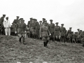 FRANCISCO FRANCO JUNTO A AUTORIDADES MILITARES EN UNAS MANIOBRAS. (Foto 6/19)