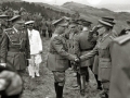 FRANCISCO FRANCO JUNTO A AUTORIDADES MILITARES EN UNAS MANIOBRAS. (Foto 7/19)
