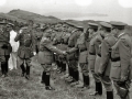 FRANCISCO FRANCO JUNTO A AUTORIDADES MILITARES EN UNAS MANIOBRAS. (Foto 8/19)