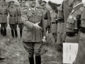 FRANCISCO FRANCO JUNTO A AUTORIDADES MILITARES EN UNAS MANIOBRAS. (Foto 9/19)