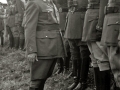 FRANCISCO FRANCO JUNTO A AUTORIDADES MILITARES EN UNAS MANIOBRAS. (Foto 10/19)