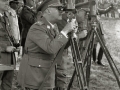 FRANCISCO FRANCO JUNTO A AUTORIDADES MILITARES EN UNAS MANIOBRAS. (Foto 11/19)