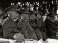 FRANCISCO FRANCO JUNTO A AUTORIDADES MILITARES EN UNAS MANIOBRAS. (Foto 12/19)