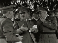 FRANCISCO FRANCO JUNTO A AUTORIDADES MILITARES EN UNAS MANIOBRAS. (Foto 13/19)
