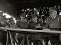 FRANCISCO FRANCO JUNTO A AUTORIDADES MILITARES EN UNAS MANIOBRAS. (Foto 14/19)