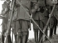FRANCISCO FRANCO JUNTO A AUTORIDADES MILITARES EN UNAS MANIOBRAS. (Foto 16/19)