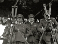 FRANCISCO FRANCO JUNTO A AUTORIDADES MILITARES EN UNAS MANIOBRAS. (Foto 17/19)