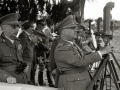 FRANCISCO FRANCO JUNTO A AUTORIDADES MILITARES EN UNAS MANIOBRAS. (Foto 18/19)