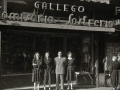TRABAJADORES DE LA "SASTRERIA GALLEGO" EN EL EXTERIOR DE LA MISMA. (Foto 1/1)