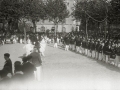 ALARDE DE SAN MARCIAL EN IRUN. DESFILES POR LAS CALLES DE LA LOCALIDAD. INTEGRANTES DE DIVERSAS COMPAÑIAS CELEBRANDO UN BANQUETE AL AIRE LIBRE. JUEGO Y PRUEBAS TRAS LA COMIDA. (Foto 3/9)