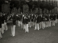 ALARDE DE SAN MARCIAL EN IRUN. DESFILES POR LAS CALLES DE LA LOCALIDAD. INTEGRANTES DE DIVERSAS COMPAÑIAS CELEBRANDO UN BANQUETE AL AIRE LIBRE. JUEGO Y PRUEBAS TRAS LA COMIDA. (Foto 4/9)