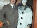 Pareja disfrazada de Charlot y de arlequín