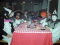 Grupo de personas disfrazadas celebrando una comida
