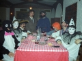 Grupo de personas disfrazadas celebrando una comida