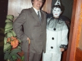 Pareja disfrazada de Charlot y de arlequín