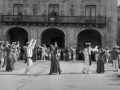 Grupo de dantzaris bailando en la plaza de los Fueros