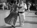 Una pareja de dantzaris bailando en la plaza de los Fueros