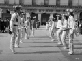 Grupo de dantzaris bailando en la plaza de los Fueros