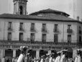 Grupo de dantzaris bailando en la plaza de los Fueros