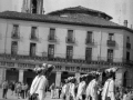 Grupo de dantzaris bailando en la plaza de los Fueros