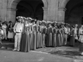 Grupo de dantzaris bailando en la plaza de los Fueros