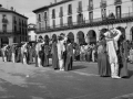 Grupo de dantzaris bailando en la plaza de los Fueros