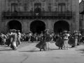 Grupo de dantzaris bailando en la plaza de los Fueros