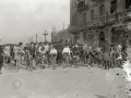 CARRERA CICLISTA POR LA AVENIDA DE LA ZURRIOLA, APARECE EL CICLISTA IRUNES LUCIANO MONTERO JUNTO A UN GRUPO DE PERSONAS. (Foto 1/2)