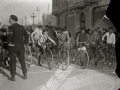 CARRERA CICLISTA POR LA AVENIDA DE LA ZURRIOLA, APARECE EL CICLISTA IRUNES LUCIANO MONTERO JUNTO A UN GRUPO DE PERSONAS. (Foto 2/2)