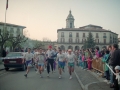 Corredores de la carrera de San Silvestre a su paso por la plaza de los Fueros