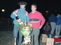 Entrega de premios a un corredor de la carrera de San Silvestre