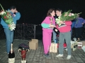 Entrega de trofeo y premios a una corredora de la carrera de San Silvestre