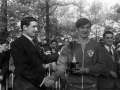 Entrega de un trofeo a un corredor