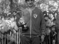Entrega de un trofeo a un corredor
