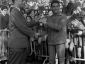 Entrega de un trofeo a un corredor