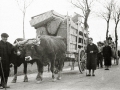 CARROS DE BUEYES CON ENSERES DE LAS VICTIMAS DE LA GUERRA OBLIGADAS A EVACUAR EN EIBAR. (Foto 2/2)