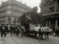 CARROZA TIRADA POR BUEYES  REPRESENTANDO UNA BORDA CON UNA COMPARSA DE PERSONAS VESTIDAS DE CASEROS,  DESFILANDO POR UNA CALLE DE SAN SEBASTIAN DURANTE UNAS "FIESTAS EUSKARAS". (Foto 1/2)